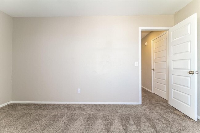 Building Photo - 1102 Swan Lake Rd