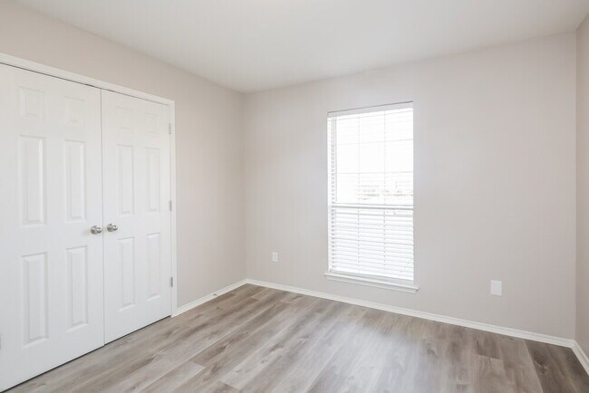 Building Photo - 828 Passive Dr