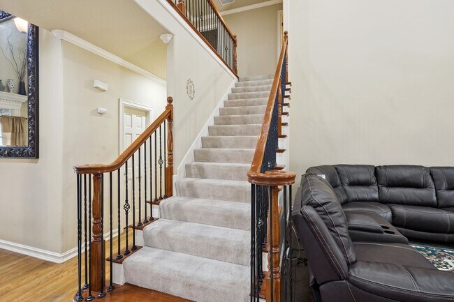 Building Photo - 4 Bedroom + Bonus Room & Office with Gorge...