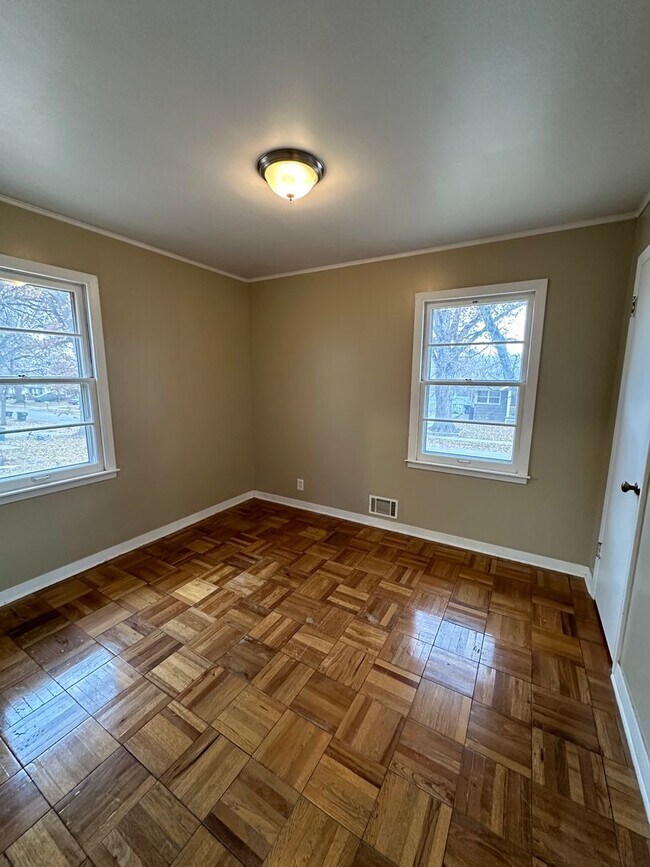 Building Photo - 4Bed 2Bath-6 Month Lease Option!