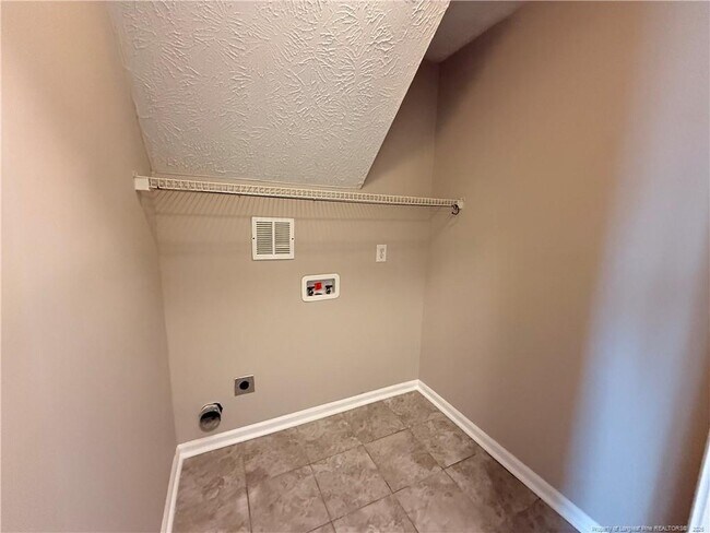 Building Photo - 2402 Larwood Dr