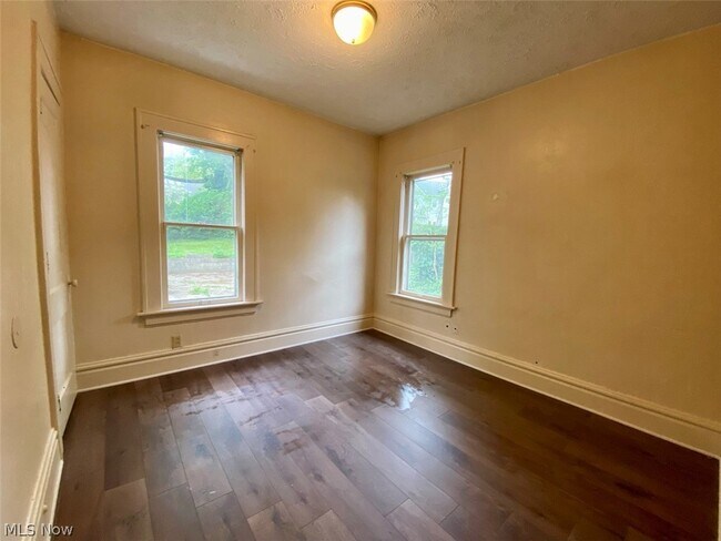 Building Photo - 400 Cloverdale Ave