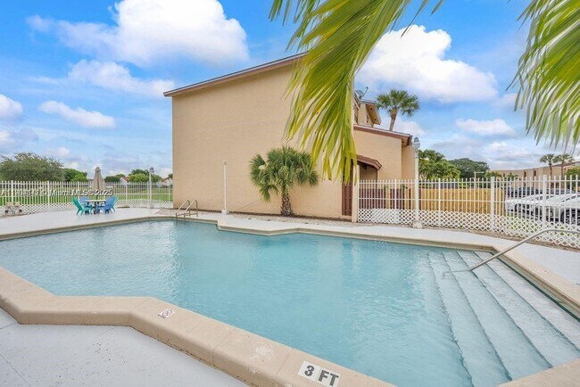 Building Photo - 241 W Park Dr