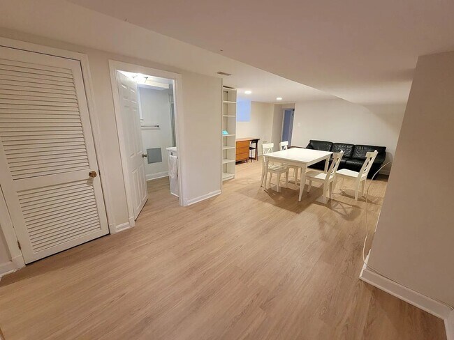 Building Photo - An exceptionally large and well-appointed 1BR 1BA with ALL utilities near Georgetown