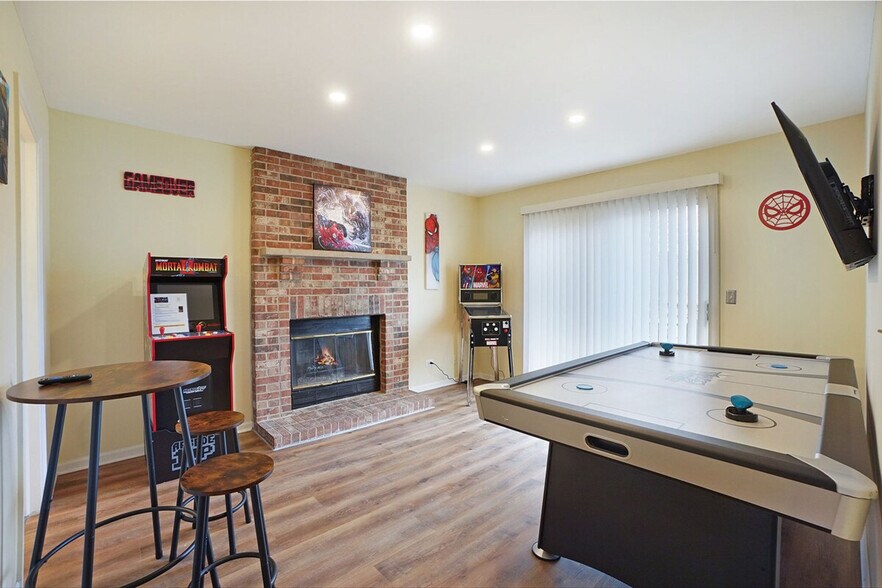 Building Photo - 303 Danbury Dr
