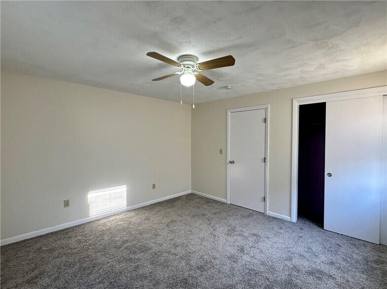 Building Photo - 35 Lancashire St