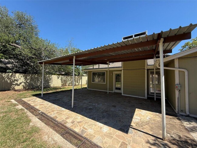 Building Photo - 8906 Pineridge Dr