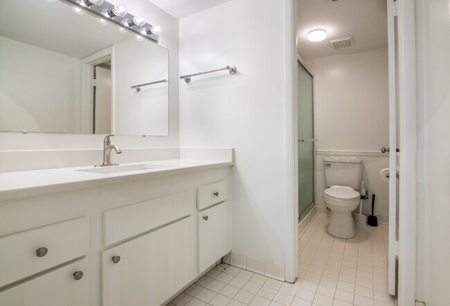 Building Photo - 1001 Woodland Vlg