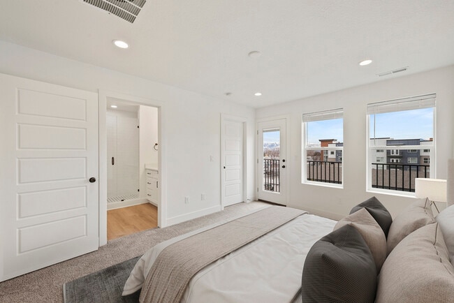 Building Photo - townhome