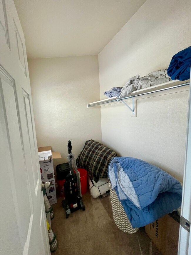 Building Photo - Modern Townhome