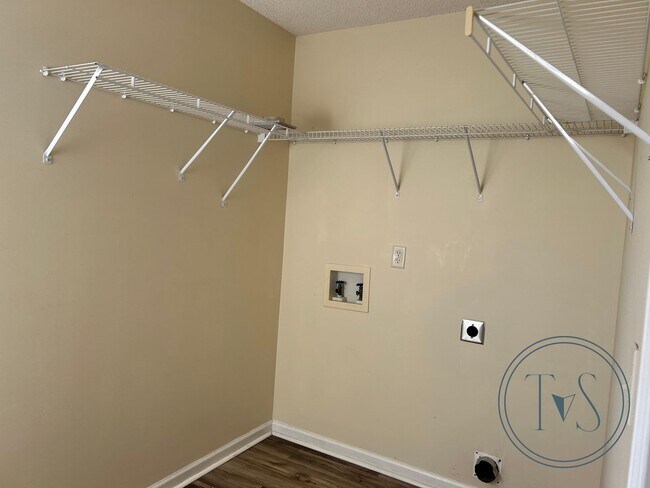 Building Photo - MOVE-IN SPECIAL: $500 OFF 1st MONTH'S RENT!**