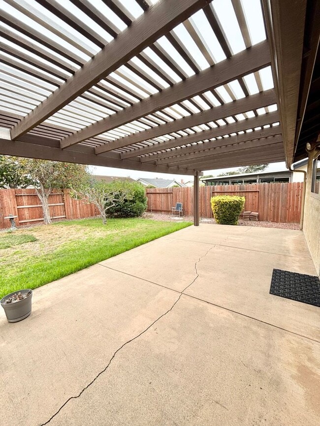 Building Photo - Spacious 4 Bedroom Home Available Now!