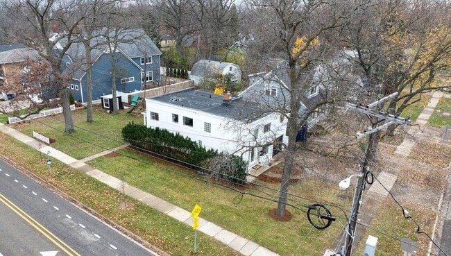 Building Photo - 814 Pauline Blvd