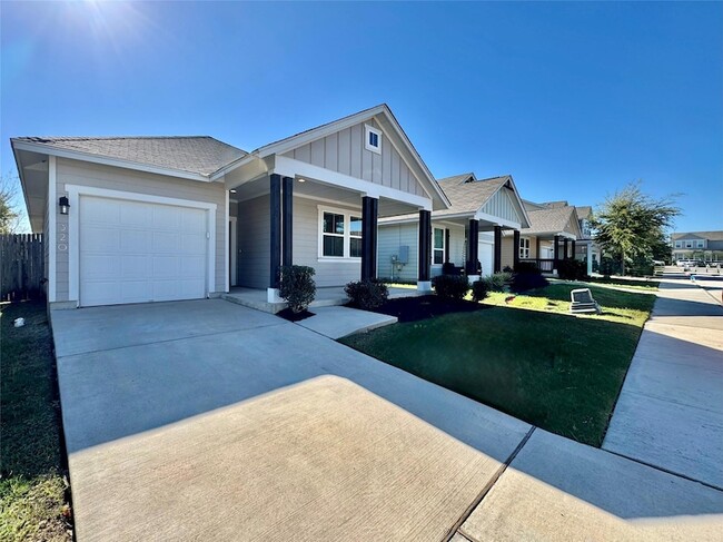 Building Photo - 320 La Escalera Dr