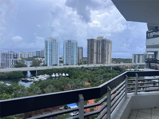 Building Photo - 3600 Mystic Pointe Dr