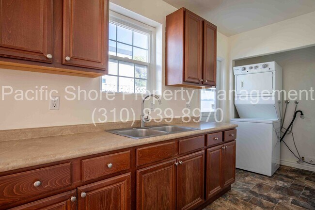 Building Photo - 14220 Gilmore St