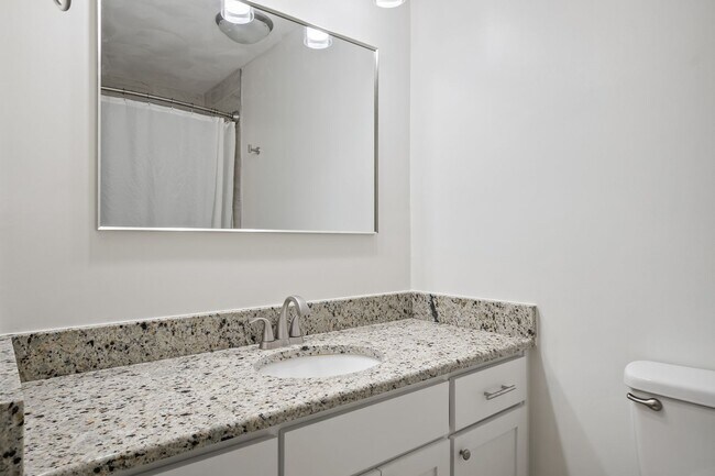 Building Photo - 1602 Westover Dr