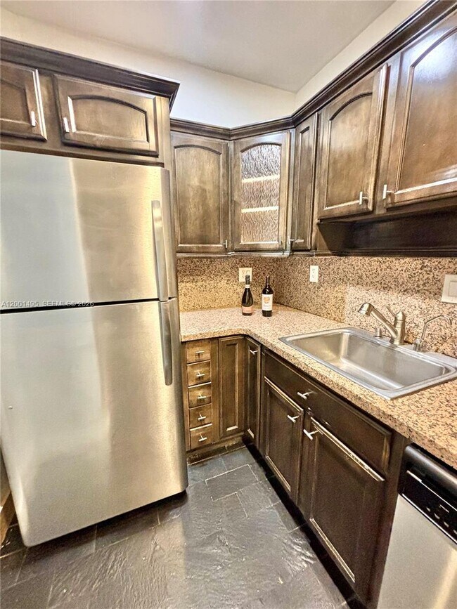 Building Photo - 2666 Tigertail Ave