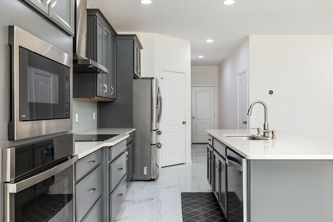 Building Photo - AMAZING 2 STORY HOME AVAILABLE AND BEAUTIFUL!