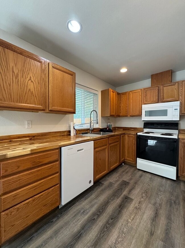 Building Photo - 1512 N Brook Ct