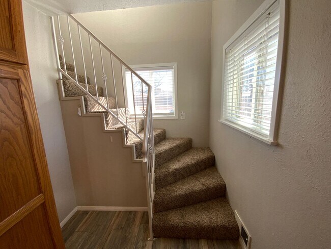 Building Photo - 5 Bedroom Home Available Near Wyoming Blvd NE & Comanche Rd NE!