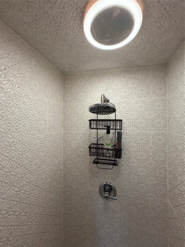 Building Photo - 402 Hyde Park Blvd