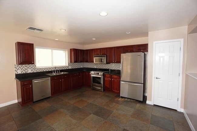 Building Photo - 920 S Vista Overlook Dr