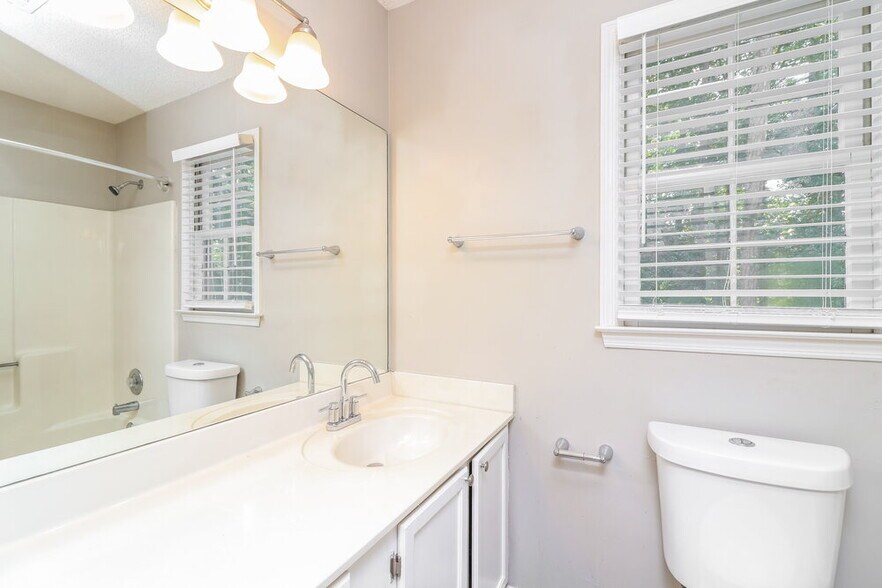 Building Photo - 3330 Dogwood Dr
