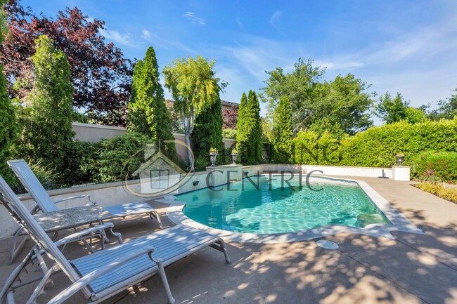 Building Photo - Stunning Executive Serrano Home with a Pool!