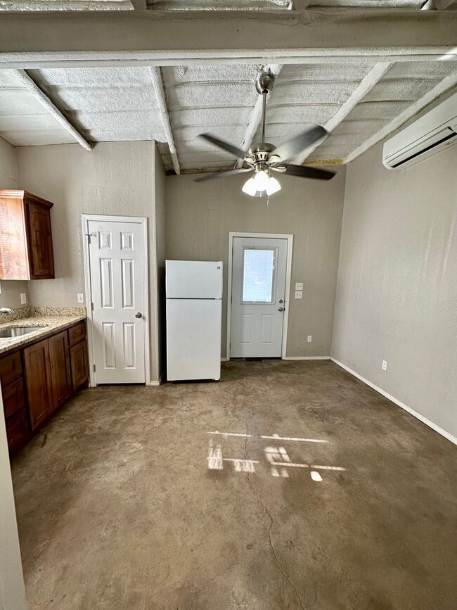 Building Photo - Shop house