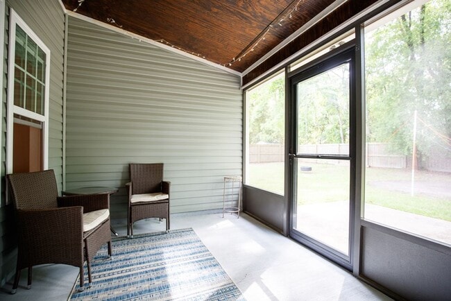 Building Photo - Spacious & Stylish 4BD/2BA Home in Valdost...