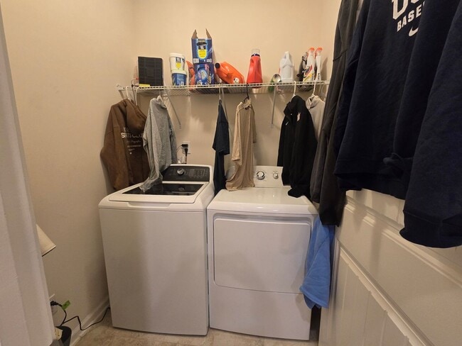 Building Photo - 4BR/3.5BA with 2-Car Garage! Available February 2026