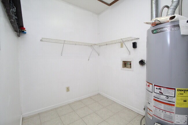 Building Photo - 2BR Home with Fireplace, Fenced Yard, and ...