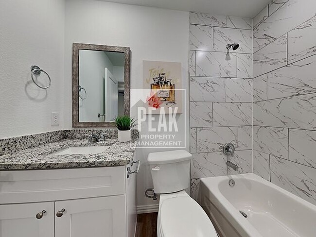 Building Photo - Beautiful Townhome: 3 Bed/2.5 Bath located...