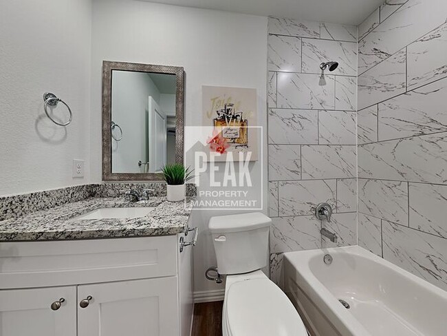 Building Photo - Townhome: 3 Bed/2.5 Bath 50% Off A Full Mo...