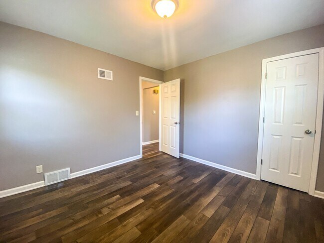 Building Photo - 2 Bedroom Single Family