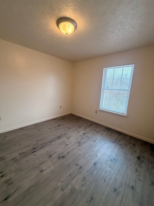 Building Photo - Spacious 2 Bed 1 Bath Duplex