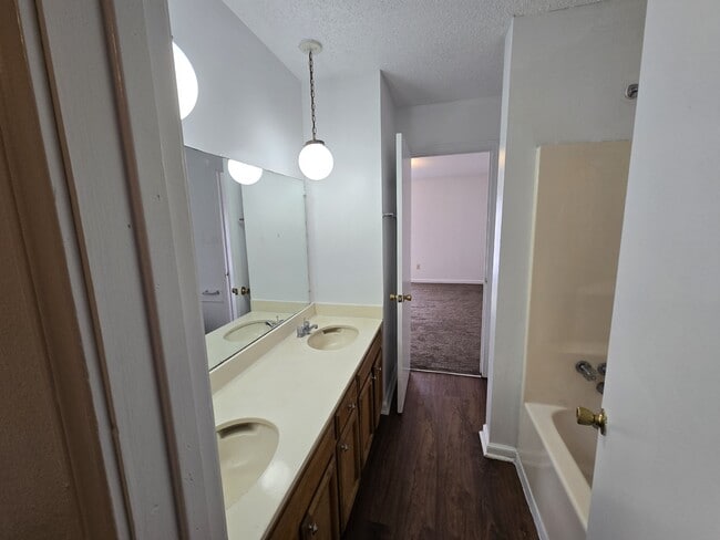 Building Photo - 120 Oak Ridge Ave