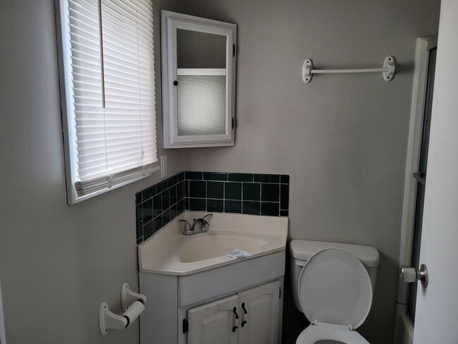 Building Photo - 4 bedroom/2 bath home