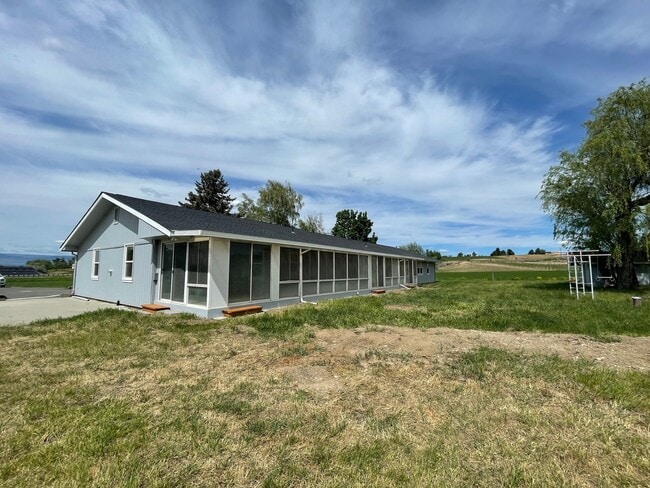 Primary Photo - Fully Remodeled 4 Bed 3 Bath Home in the C...