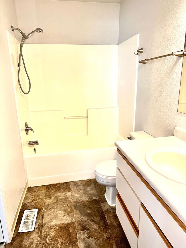 Building Photo - Love where you live in this 2 bedroom 2 bathroom 1st floor apartment!