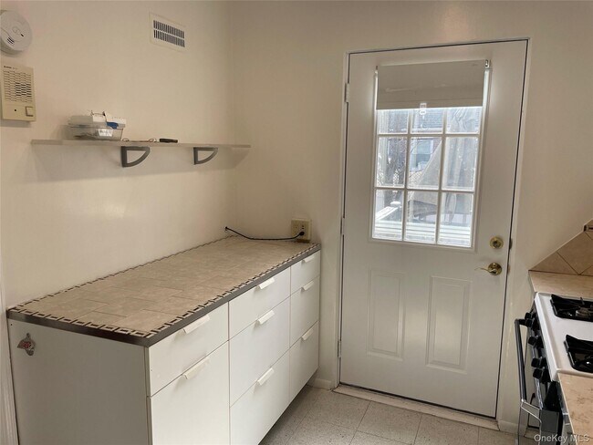 Building Photo - 8 Cameron Ln