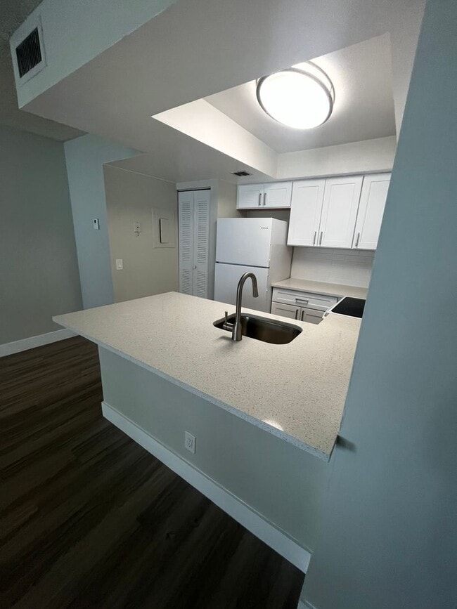 Building Photo - ONE BEDROOM ONE BATHROOM !! Waterfront Community