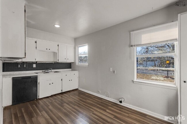 Building Photo - 1411 Deville St