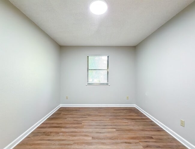 Building Photo - 1556 Twin Lakes Cir