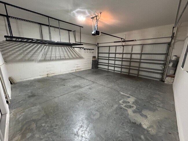 Building Photo - Available Mid May! Spacious 4/2 Single Fam...