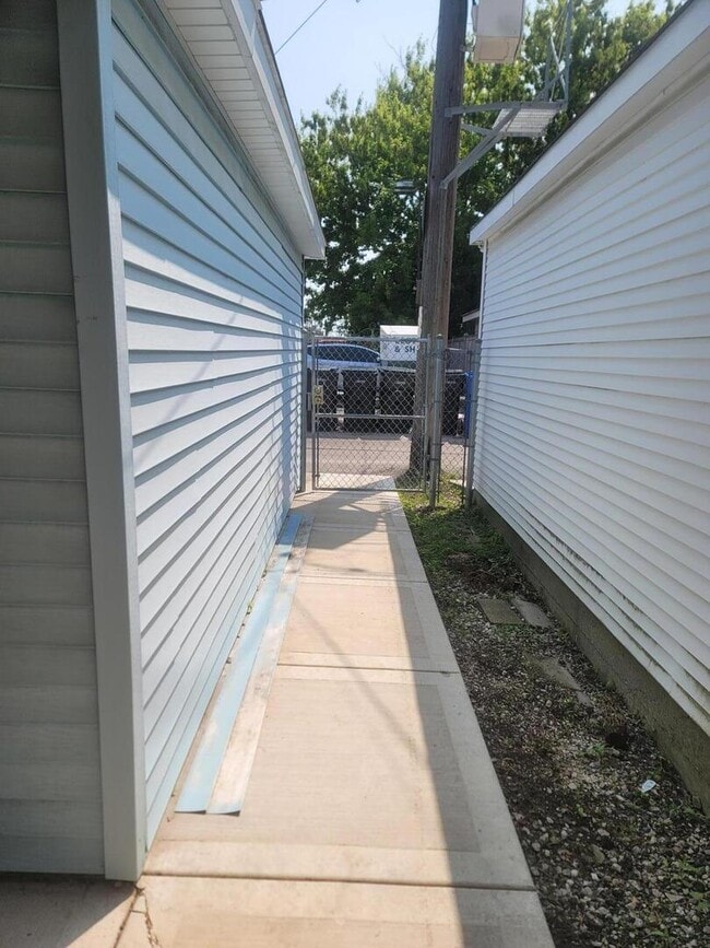 Building Photo - 2343 N Lawndale Ave