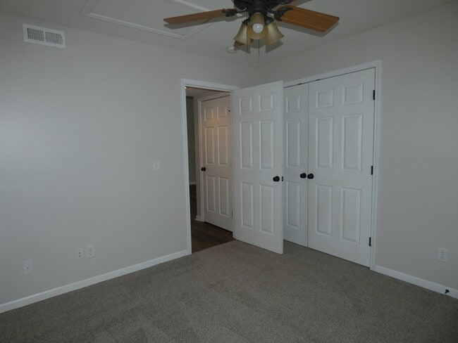 Building Photo - Beautiful Condo!