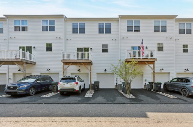 Building Photo - 3 Bedroom, 2.5 Bath Townhome in Steelpoint...