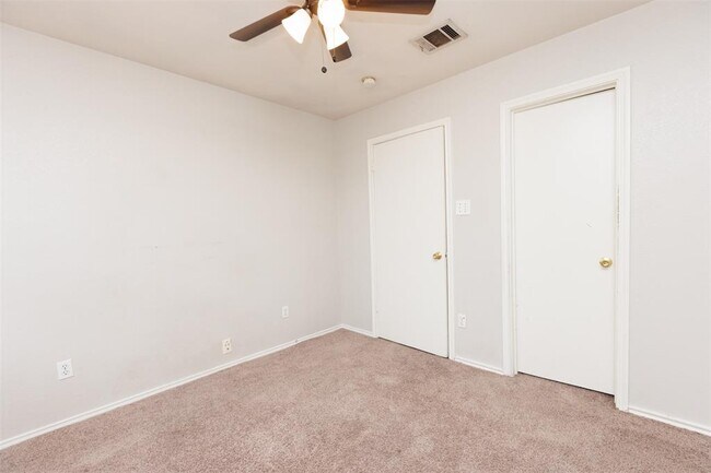 Building Photo - 1029 Christopher Ave